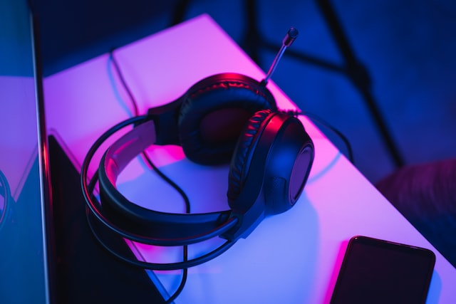 Image of a gaming head placed on top of a desk