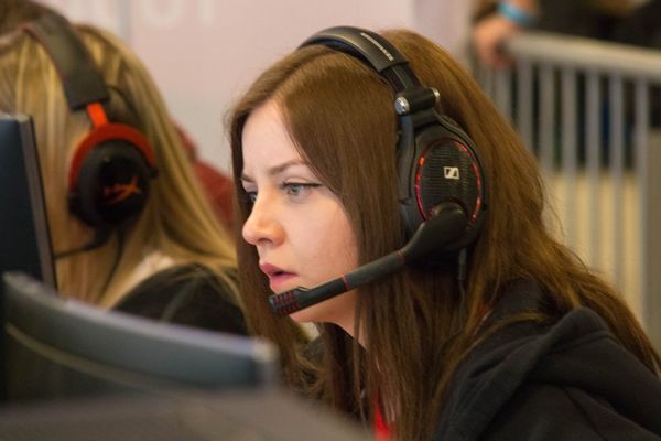 Photo of female eSports gamer Anastasiya 