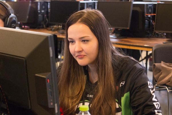 Photo of female eSports gamer Alyona 