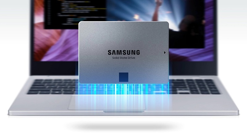 Promotional image of the Samsung 870 QVO drive in front of a laptop with a blue glow underneath it