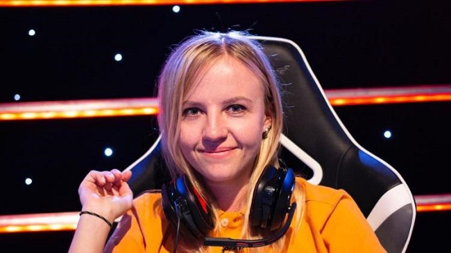 Photo of female eSports gamer Ksenia 