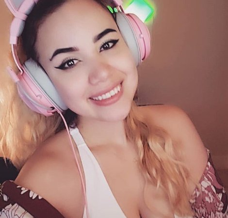 Photo of female gamer Annialis